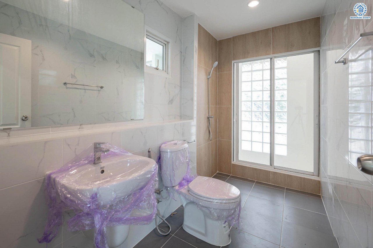 บ้านมือสองตกแต่งใหม่ โครงการ อนันตธารา ทวีวัฒนา เนื้อที่ 61.6 ตร.ว. พื้นที่ใช้สอย 190.96 ตร.ม. ฟังก์ชันจัดเต็ม 3 ห้องนอน 3 ห้องน้ำ จอดรถได้ 2 คัน ตอบโจทย์ทุกการเดินทาง บนทำเลศักยภาพ ติดถนนบรมราชชนนี เชื่อมต่อทางคู่ขนานลอยฟ้า ใกล้รถไฟฟ้าสายสีน้ำเงิน "สถานีบางพลัด"